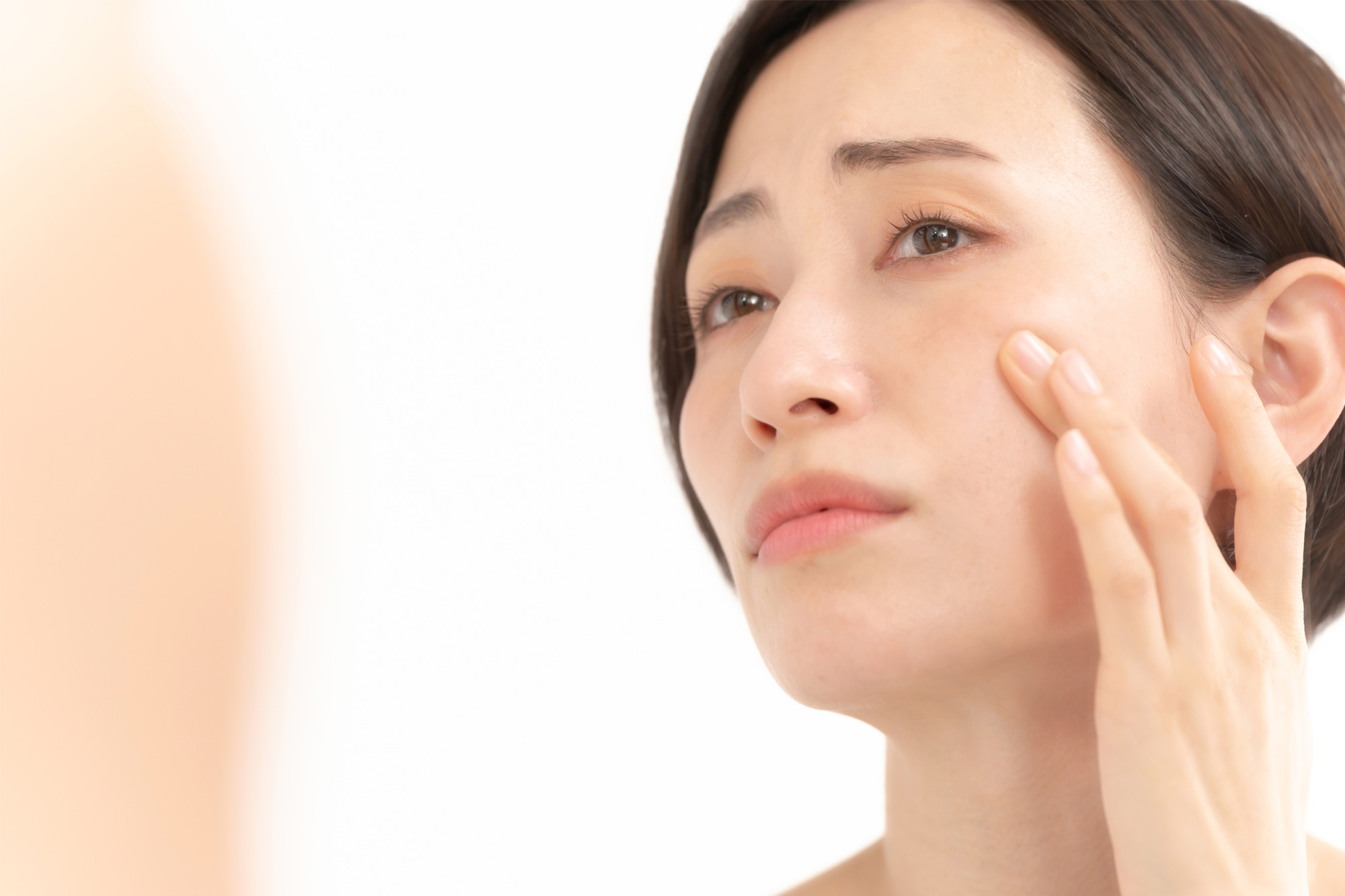 肌荒れを気にする女性