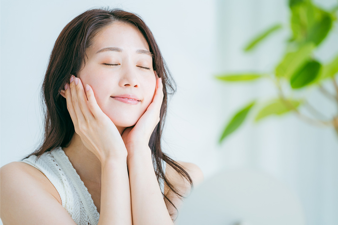 そばかすのケアをする女性