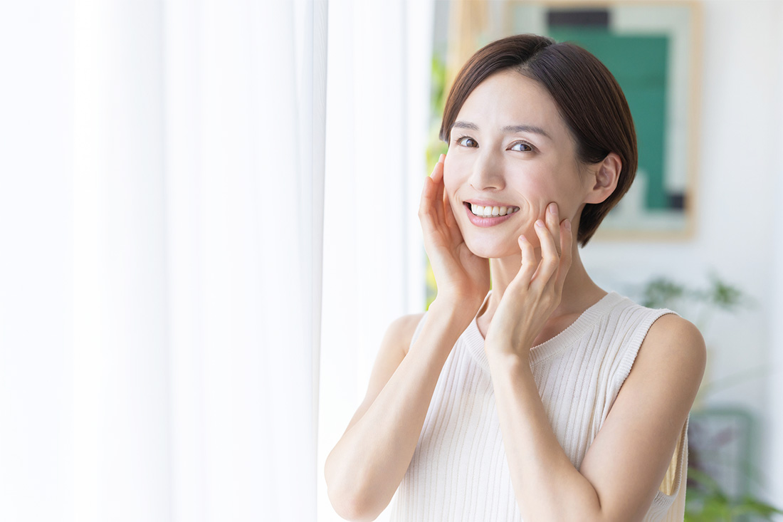 シミのセルフケアをしている女性