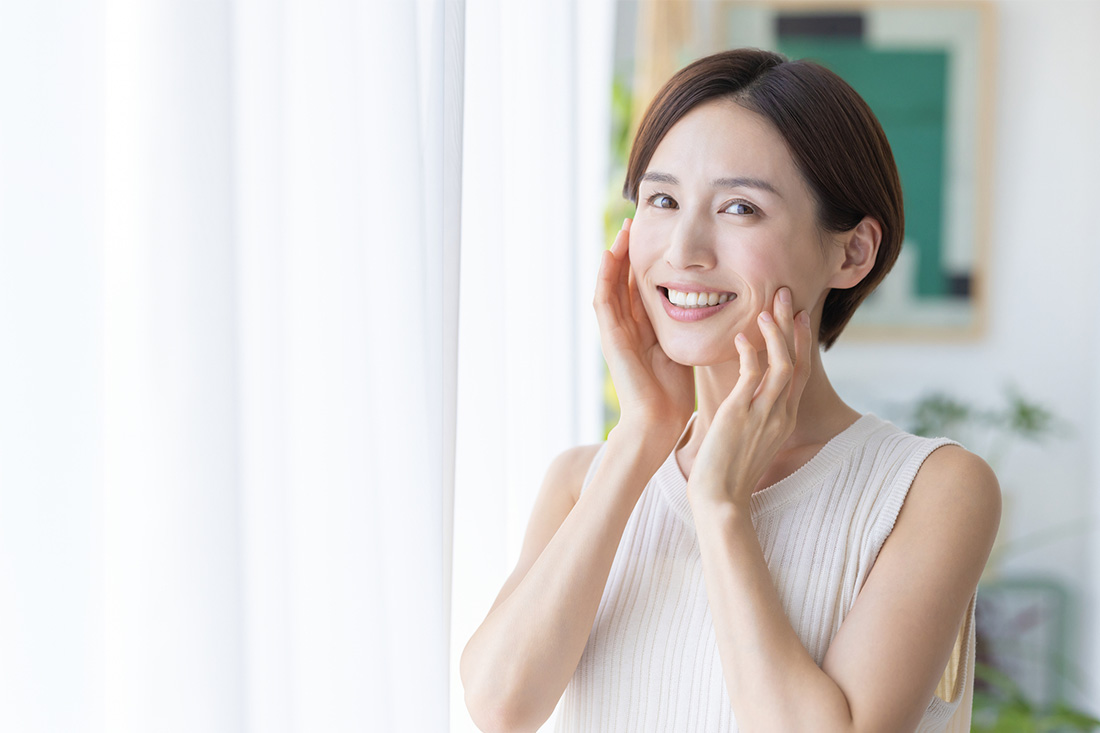 シミ対策をする40代女性