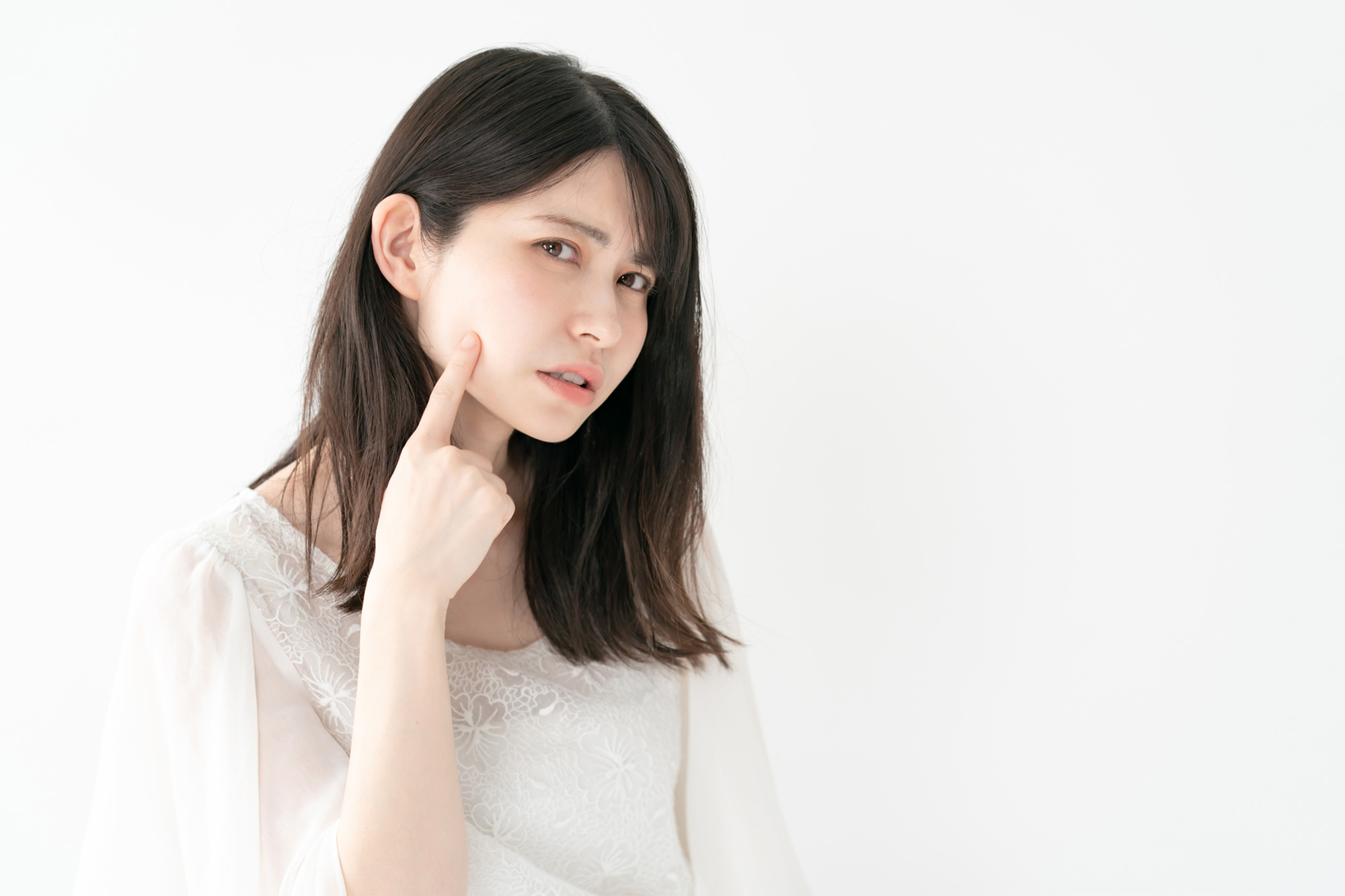 顔のしみを気にする女性