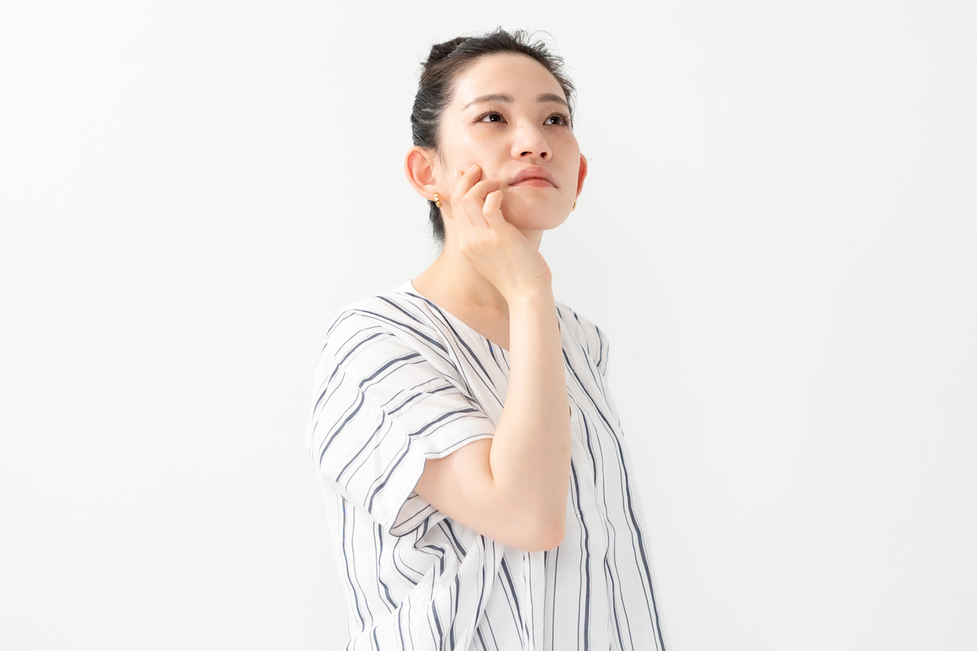 肌のしみ予防について考える女性