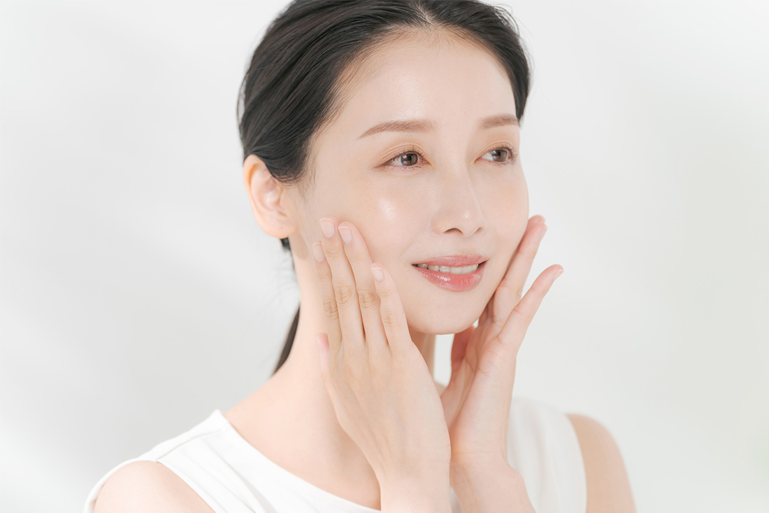 スキンケアをする女性