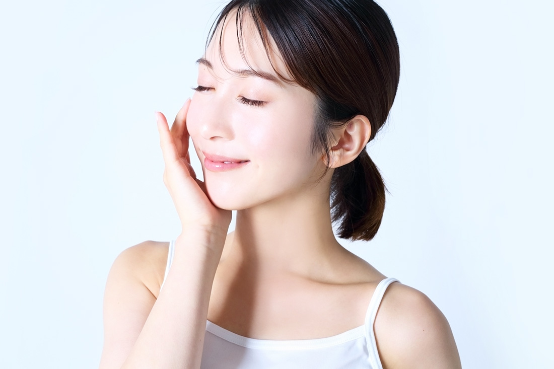 スキンケアを行っている女性
