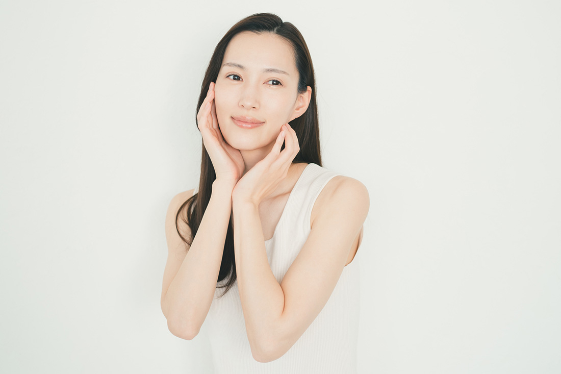 スキンケアを行う女性
