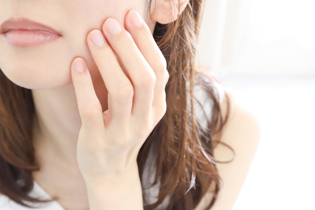 肌のターンオーバーを気にする女性
