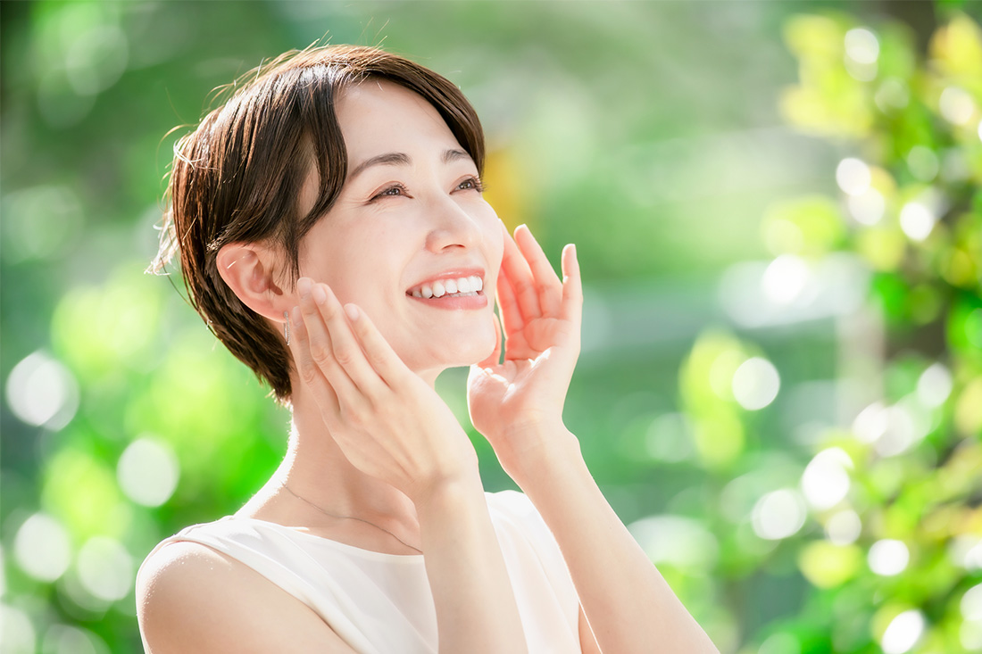 紫外線ケアをしている女性