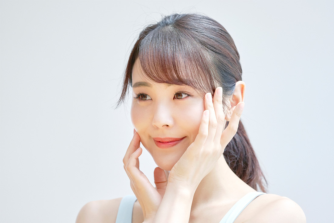 シミのケアを行う女性