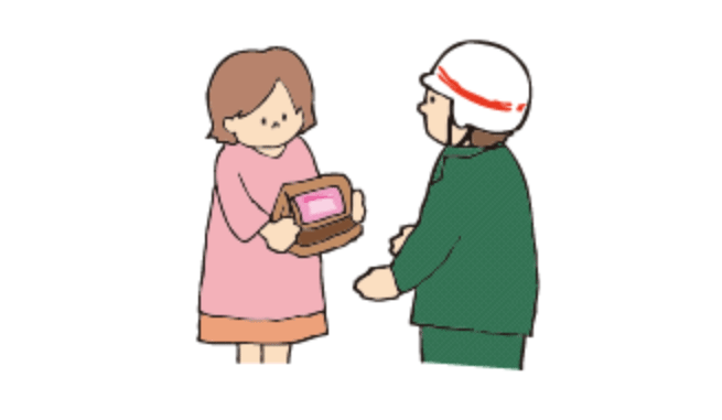 着払いの伝票を貼った紙袋を郵便局員へ