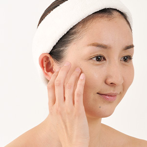 細かい部分はパフの角を使って