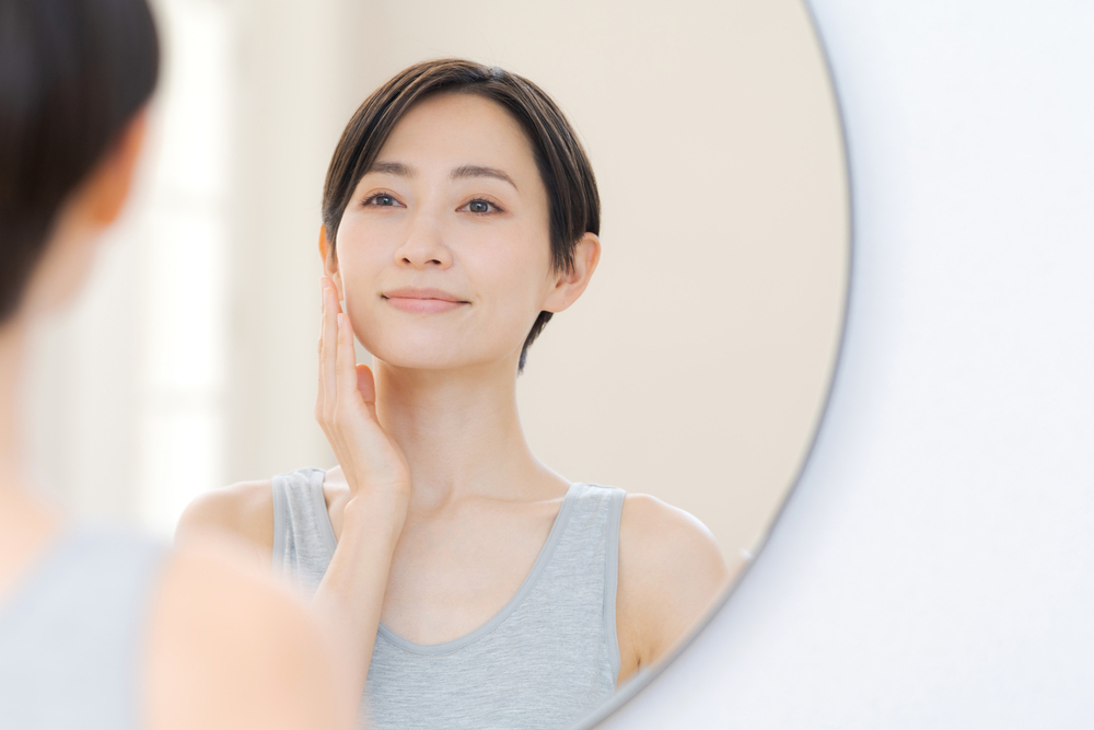 鏡を見ている女性